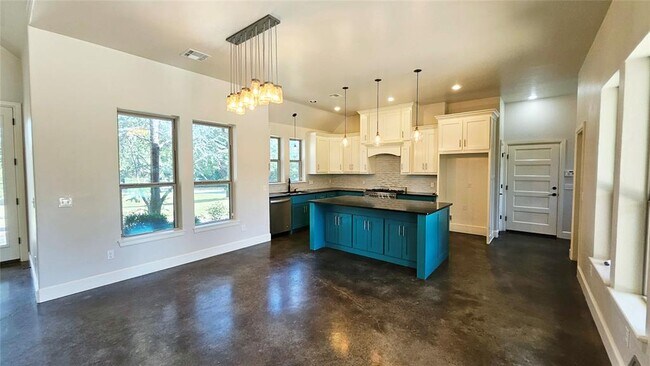 Building Photo - 6301 Hilltop Dr