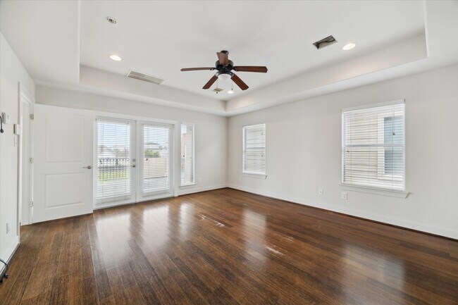 Building Photo - 3041 Clinton Dr