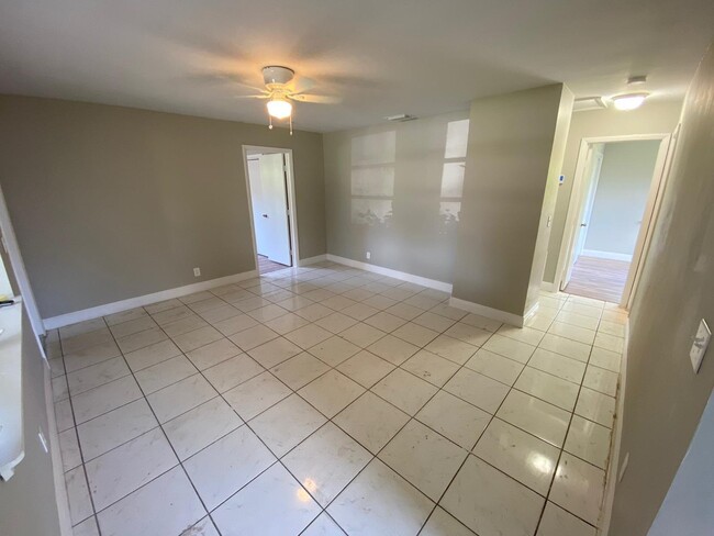 Building Photo - 114 SW 7th Ave