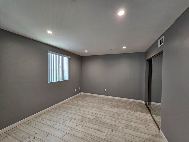 Building Photo - 32(839)