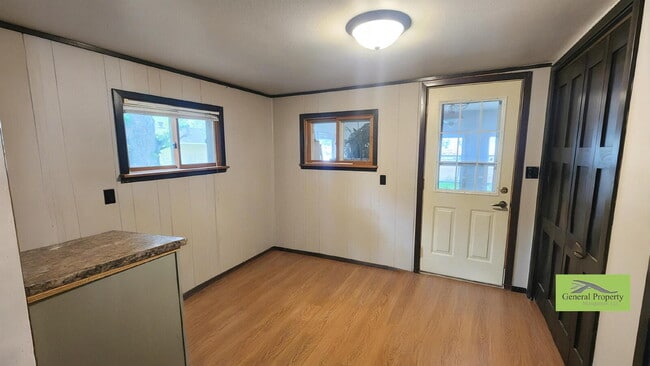 Building Photo - 4+ Bedroom Home Near Local Schools and Par...