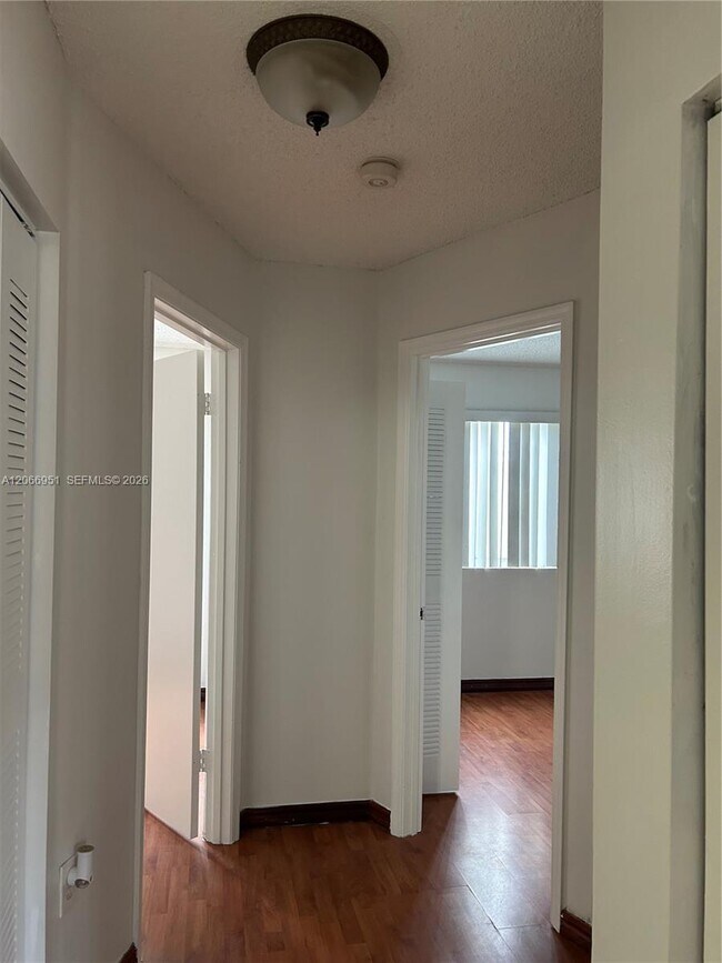 Building Photo - 6245 SW Kendale Lakes Cir
