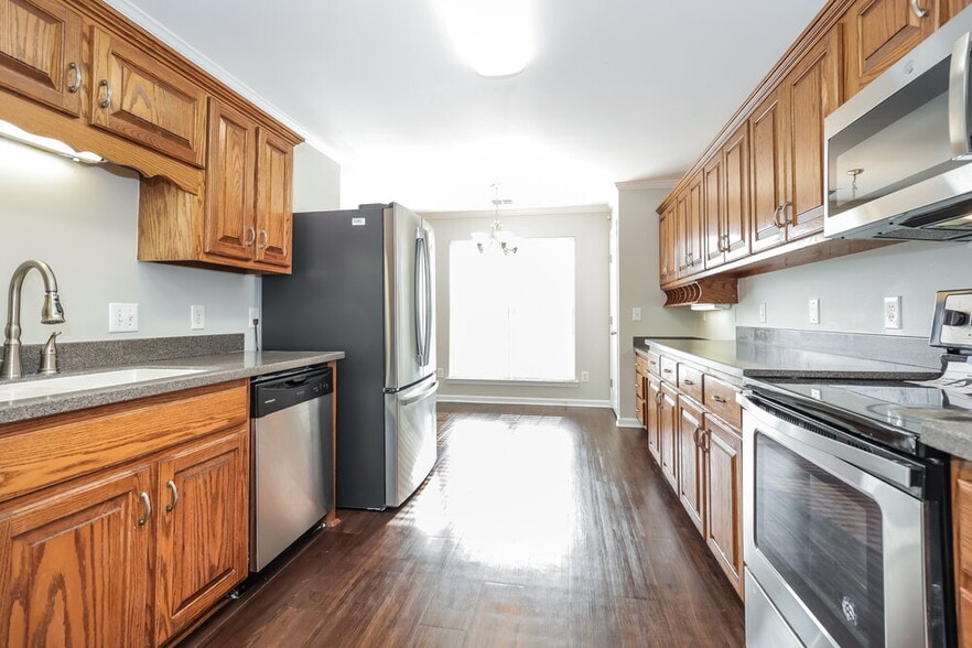 Building Photo - 806 Bristol Dr