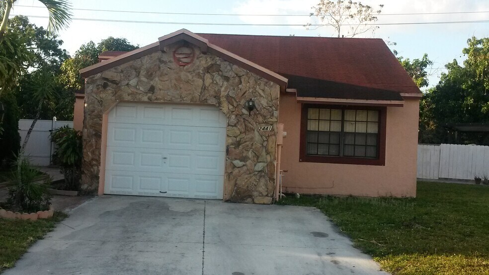 Building Photo - 2441 SW 82nd Ave