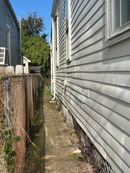 Building Photo - 1911 Lapeyrouse St