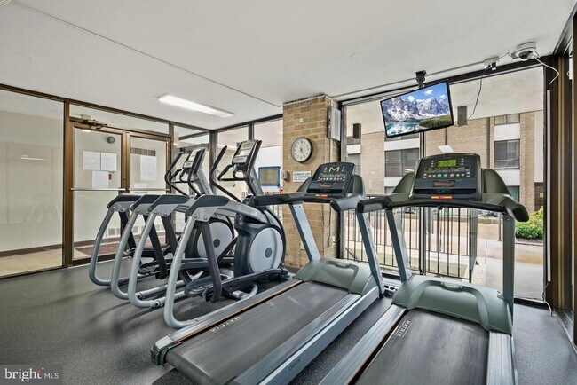 Building Photo - 118 Monroe St