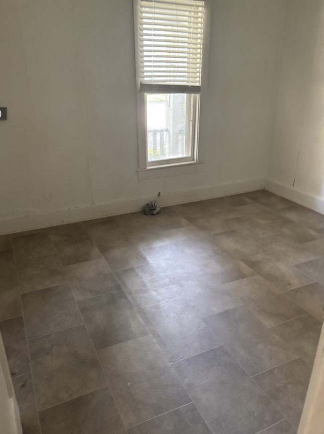 Building Photo - 3 Bedroom - 1 Bath Home WITH PROMO: ONE MONTH FREE!