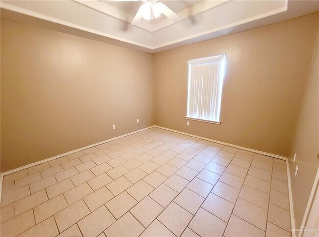 Building Photo - 2402 Tahiti Dr