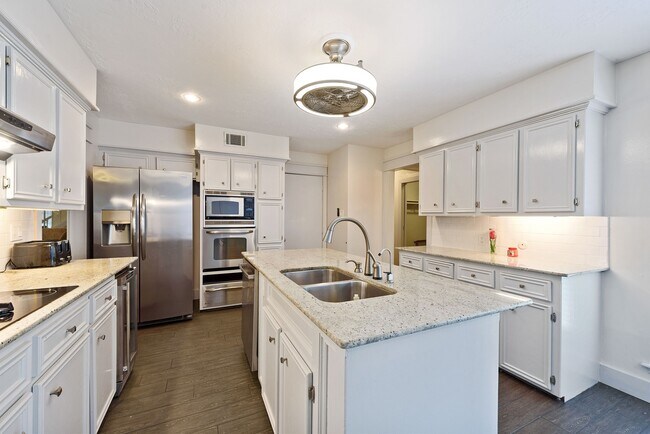 Building Photo - 2824 S Logrun Cir