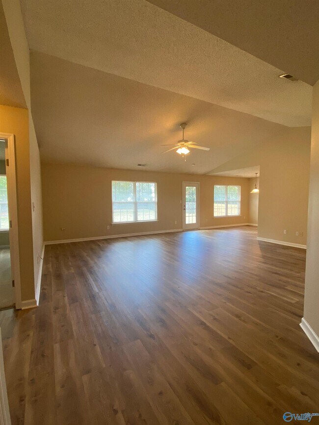 Building Photo - 208 Glen Meadows Ln