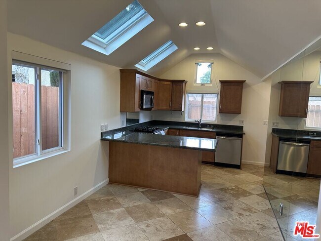Building Photo - 2454 Penmar Ave