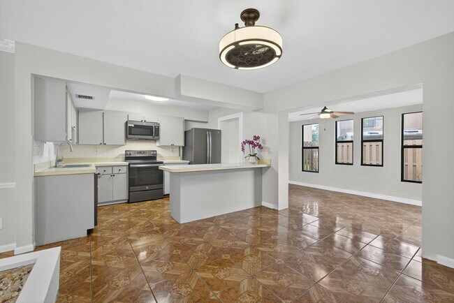 Building Photo - 323 Sandtree Dr