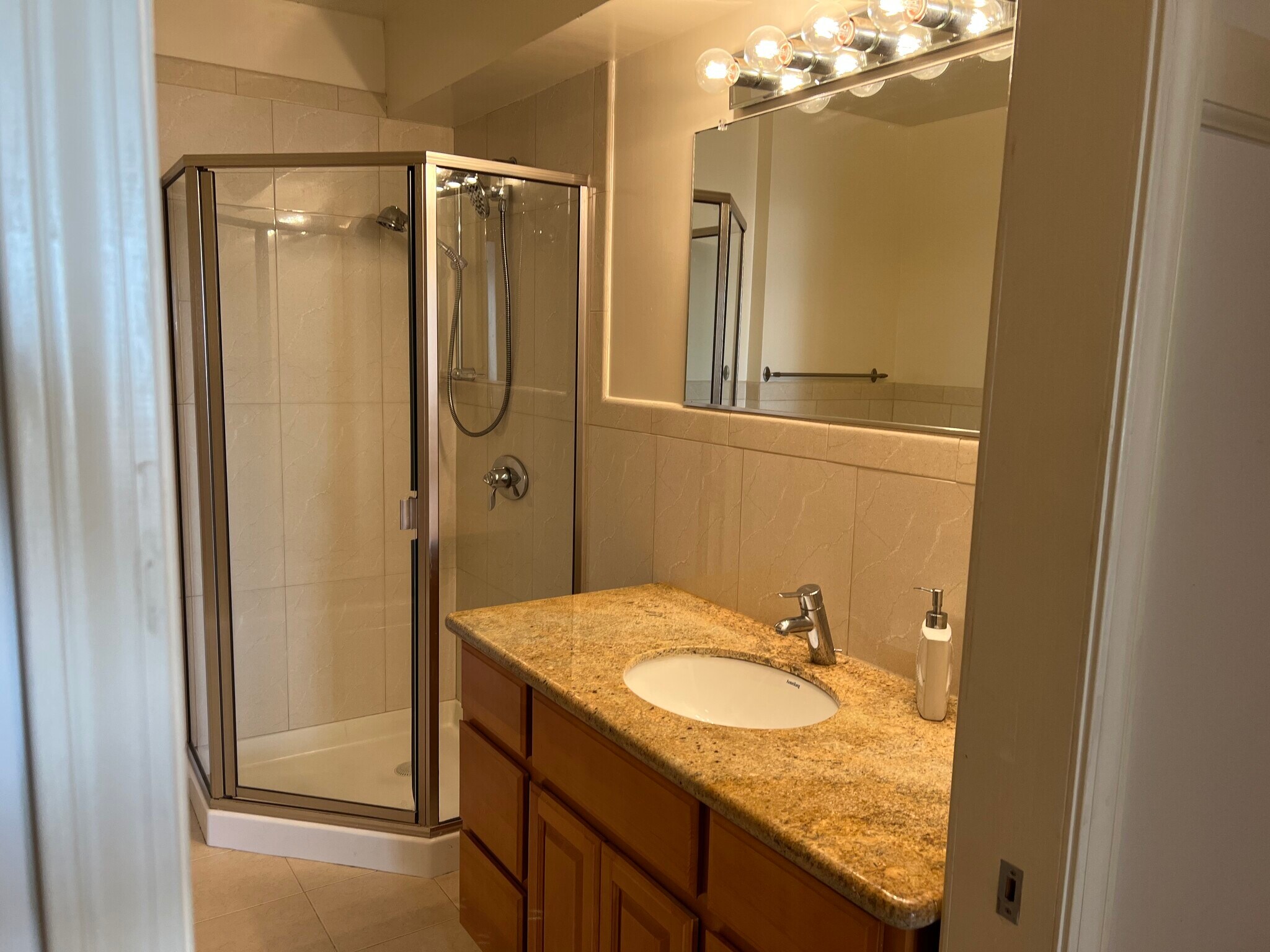 Building Photo - 681 40th Ave