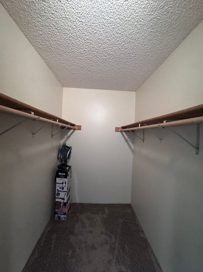 Building Photo - 2 Bed, 2 Bath with reserved, covered parking. Washer/Dryer in unit -Country Club Plaza in Salt Lake