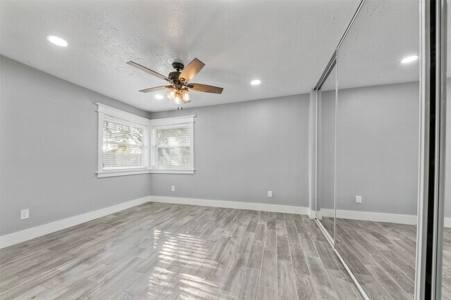 Building Photo - 9327 Golden Sunshine Dr