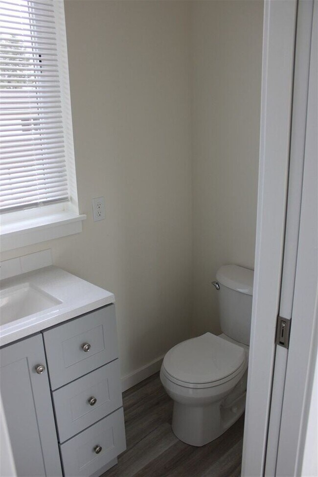 Building Photo - 2 bedroom 2 bathroom Brand New Triplex!