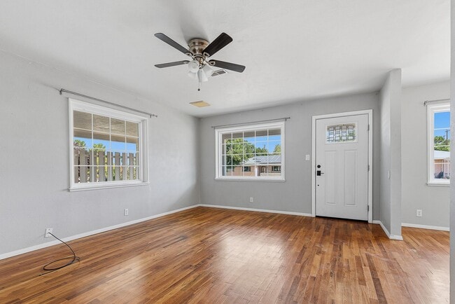 Building Photo - 3 Bedroom 2 Bath Conveniently Located House!