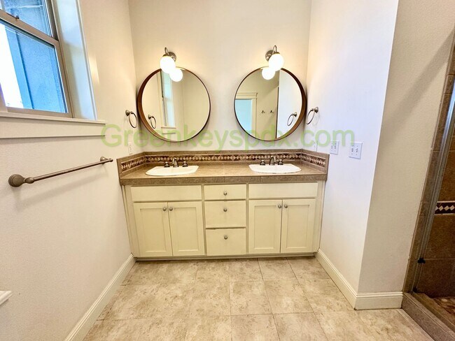 Building Photo - Secure and Beautiful 3-Bedroom 2.5-Bathroo...