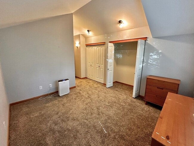 Building Photo - Modern 3BR | 2.5BA Townhome with Private T...