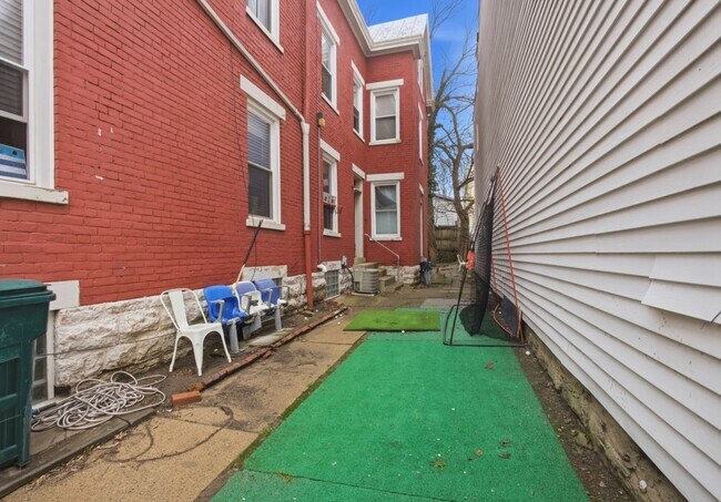 Building Photo - 2328 Stratford Ave