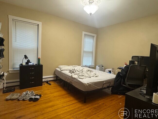 Building Photo - 44 Hillside St