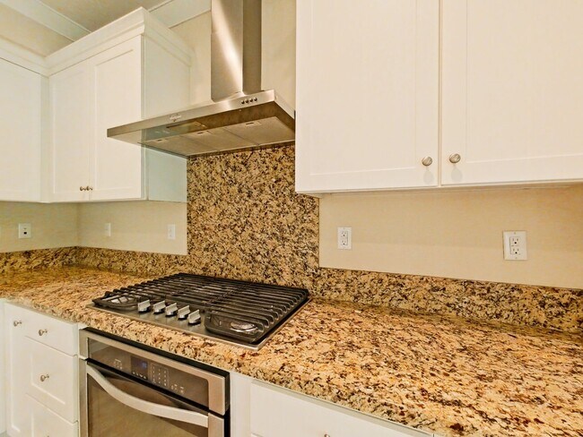 Building Photo - Desirable 3 bedroom Townhouse in the heart...