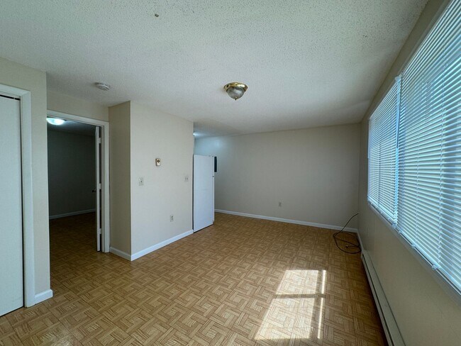 Building Photo - 574 Long Ave