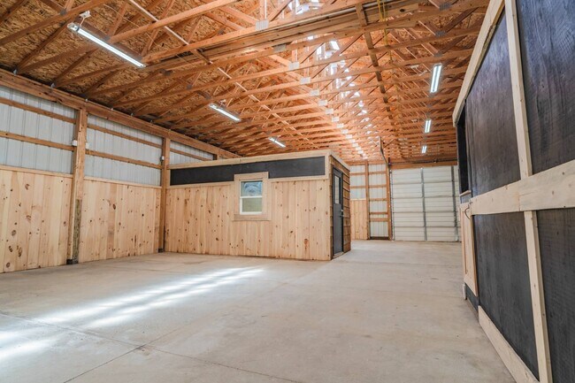 Building Photo - 67 Cowboy Wy