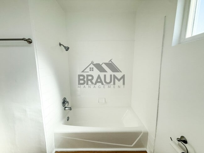 Building Photo - 6039 Whitsett Ave