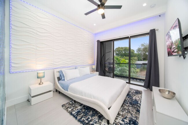 Building Photo - 547 NE 16th Ave