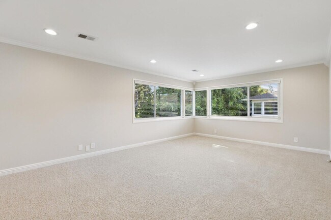 Building Photo - Remodeled 2 Bedroom in Downtown Palo Alto with Central A/C!