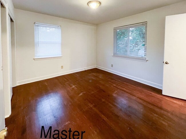Building Photo - 50's Rambler with 5 BR & 3 BA in One of th...