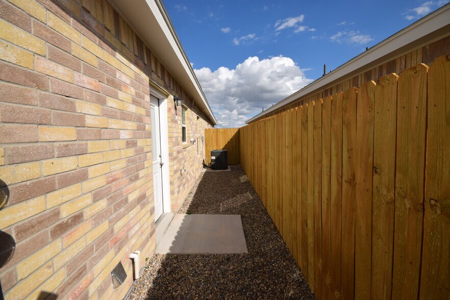 Building Photo - 5000 N Hiawatha Dr