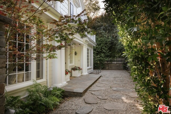 Building Photo - 2435 Mandeville Canyon Rd
