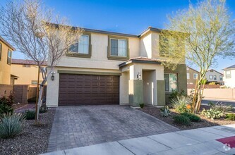 Building Photo - Spacious Luxury Home: Your Oasis!