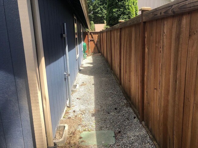 Building Photo - Spacious Single Level 3bd 2.75bath availab...