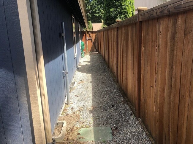 Building Photo - Spacious Single Level 3bd 2.75bath available Dec. 9th