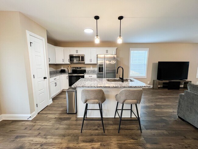 Building Photo - Move-In Specials Available! Beautiful Sing...