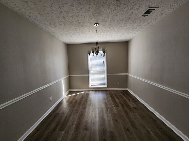 Building Photo - 4 Bedroom Large Backyard