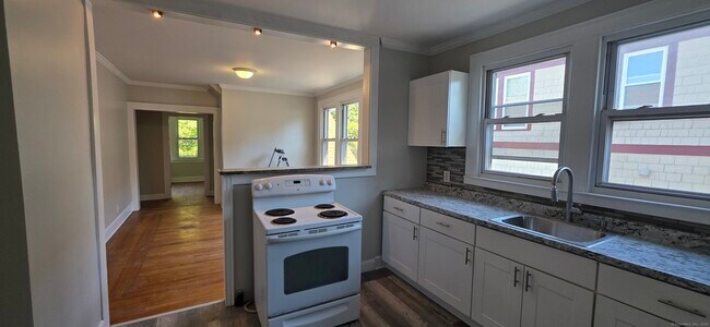 Building Photo - 312 Huntington St