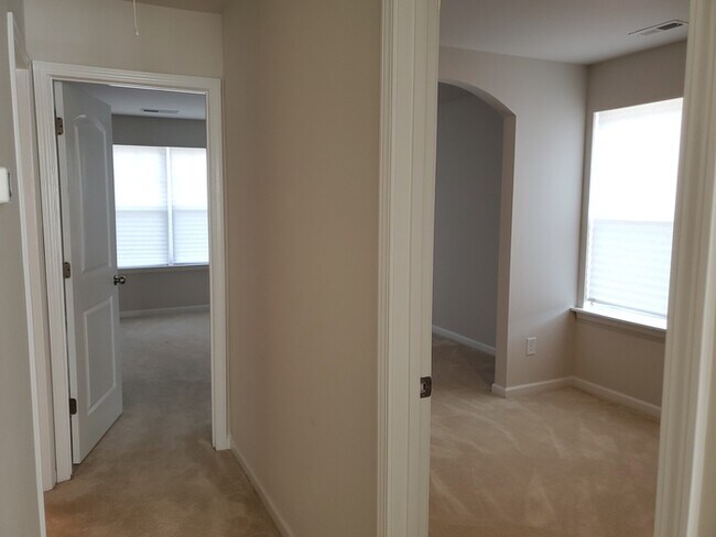 Building Photo - 2 Bedroom, 2.5 Baths End unit Townhome located in Townes at University East