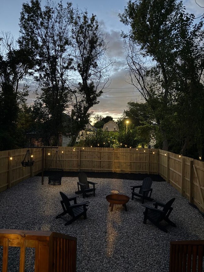 Building Photo - 3 Bedroom one and a half bath Rent Ready s...