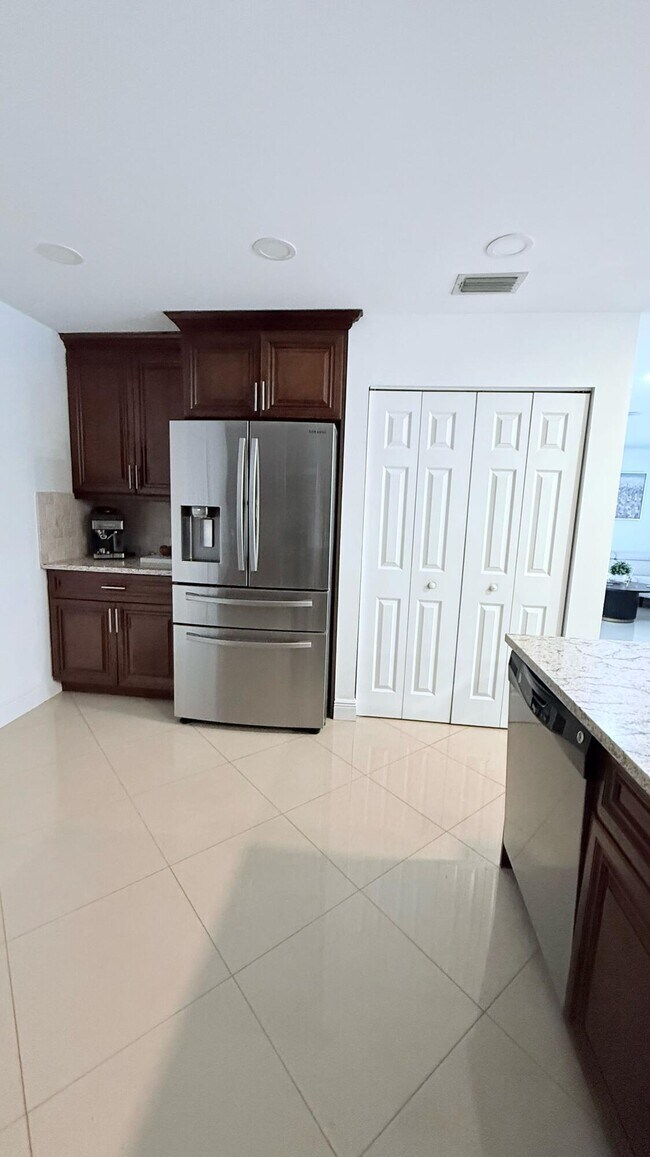 Building Photo - 5301 Canoe Bend Dr