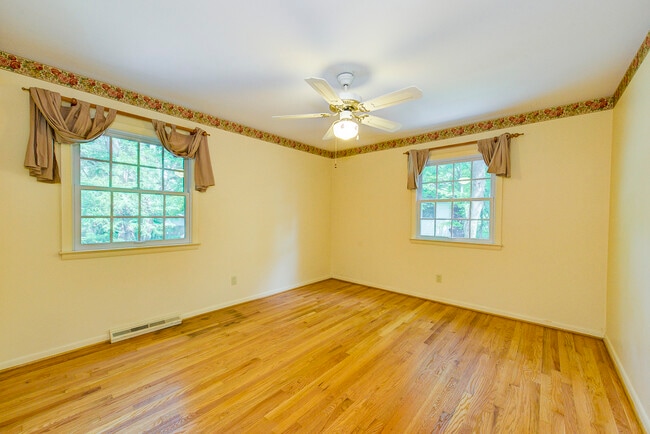 Building Photo - 3254 Kenilworth Dr