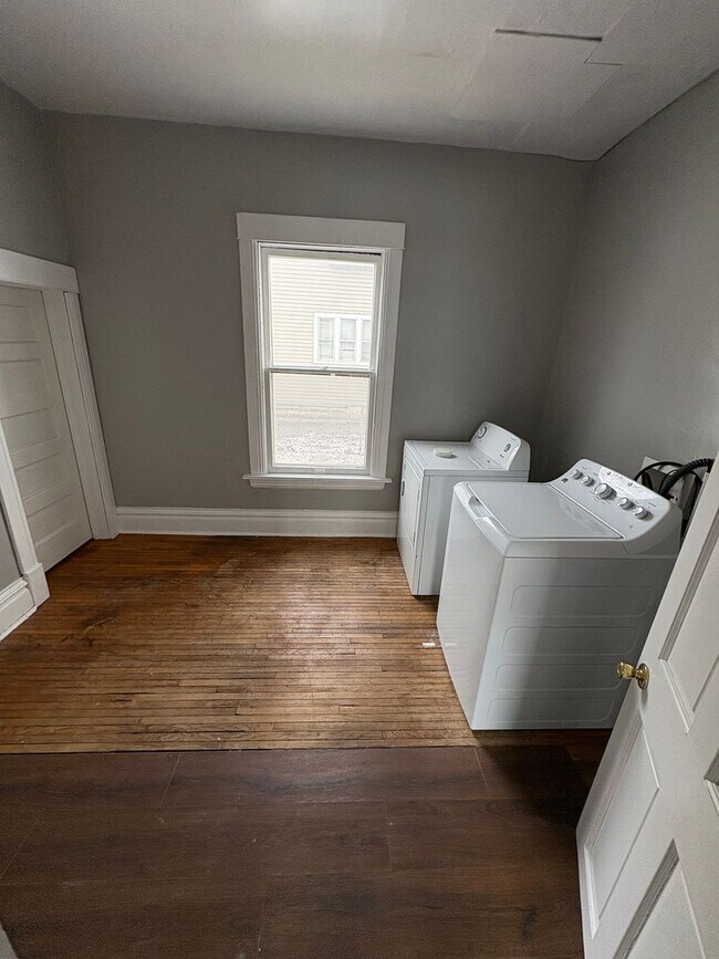 Building Photo - 2 bd 1.5 bath single family home