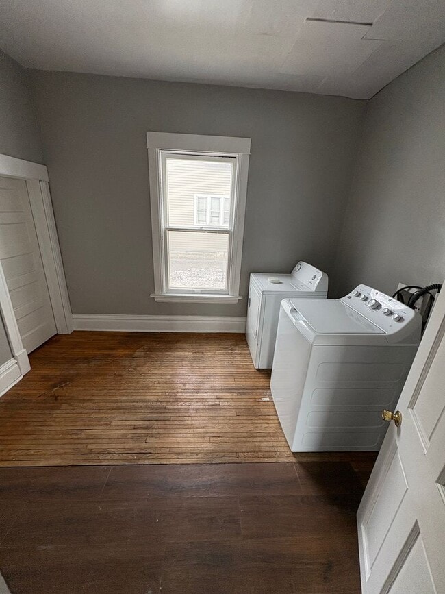 Building Photo - 2 bed 1 bath single family home first floor washer and dryer hookup