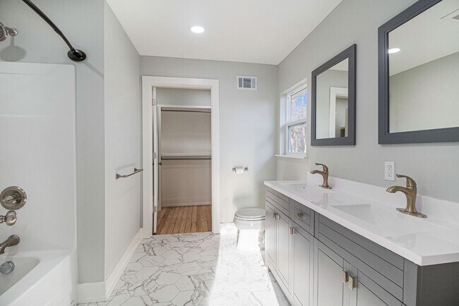 Building Photo - 4585 E Shore Dr