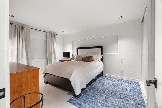 Building Photo - 273 Tropic Dr