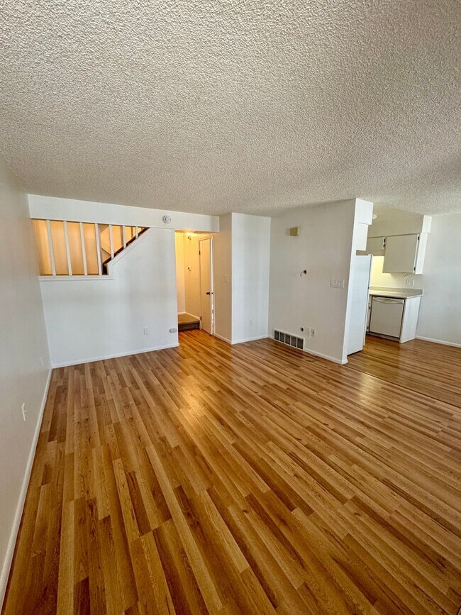 Building Photo - Updated 2 Bedroom with AC