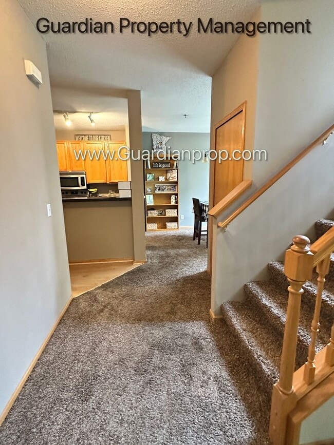 Building Photo - Eden Prairie End Unit Town Home, 2 Car Gar...